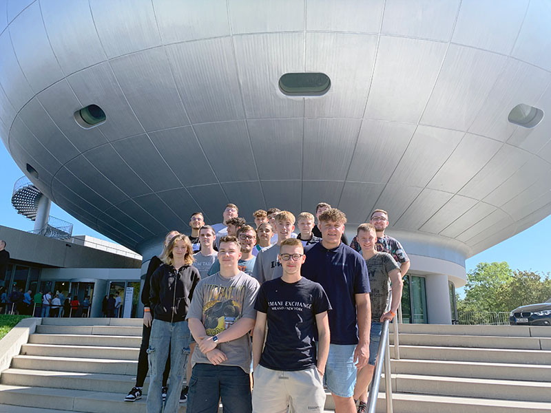 Auszubildendenausflug 2023 nach München - Gruppenfoto vor der BMW Welt