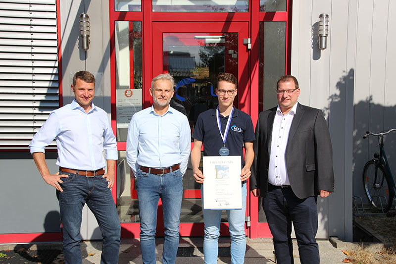 Gruppenfoto mit Lukas Schwimmbeck den Landessieger des Leistungswettbewerbs des Deutschen Handwerks