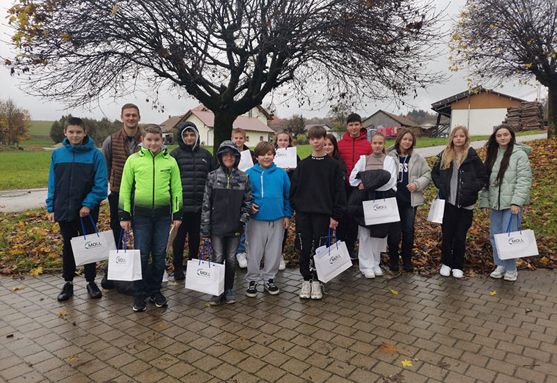 Gruppenfoto der 7.Klasse GMS Aitrachtal nach der Werksführung