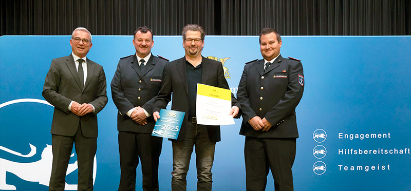 Gruppenbild - Verleihung Urkunde ehrenamtsfreundlicher Arbeitgeber im Bevölkerungsschutz in der Veranstaltungshalle Kuppenheim