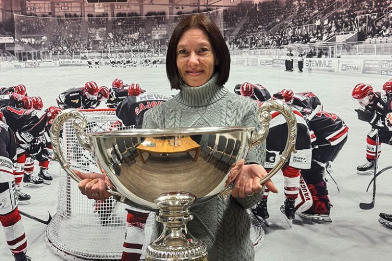 Frau hält Eisbären Regensburg Pokal